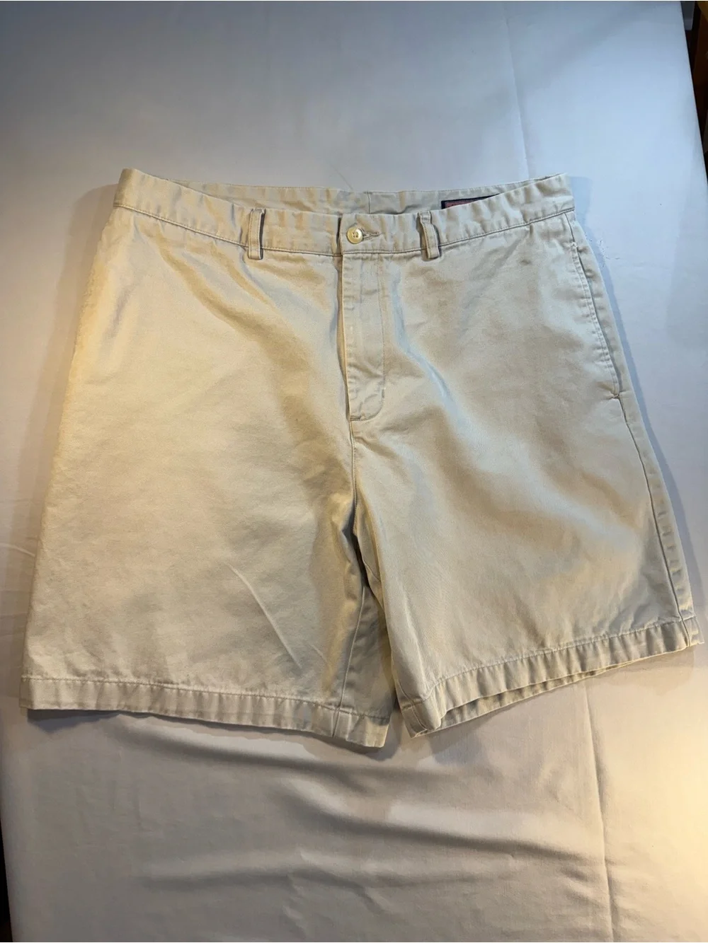 Vineyard Vines Men’s Cream Flat-Front Cotton Shorts